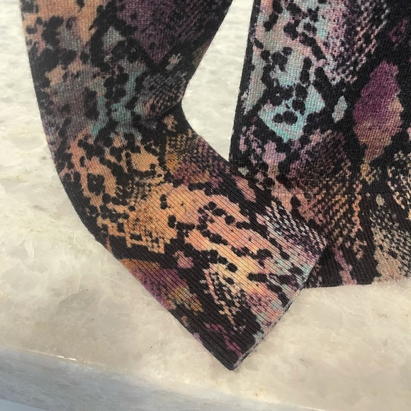 Snake print turtleneck sweater - Picture 9 of 10